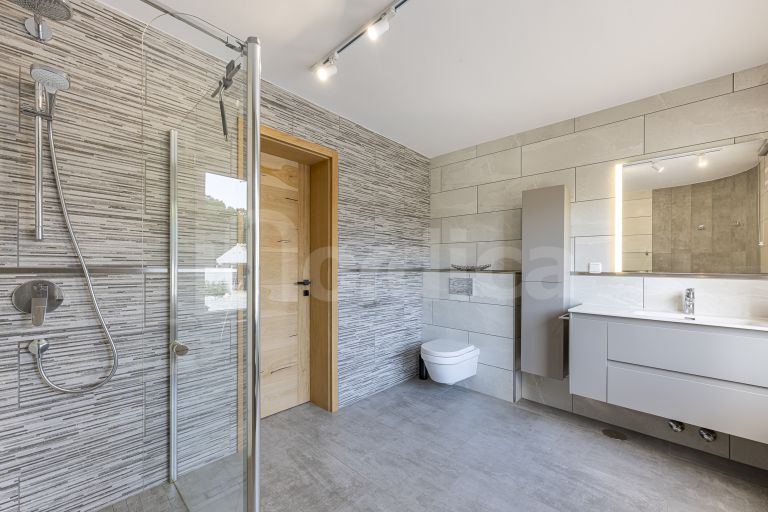 Villa for sale in Elviria