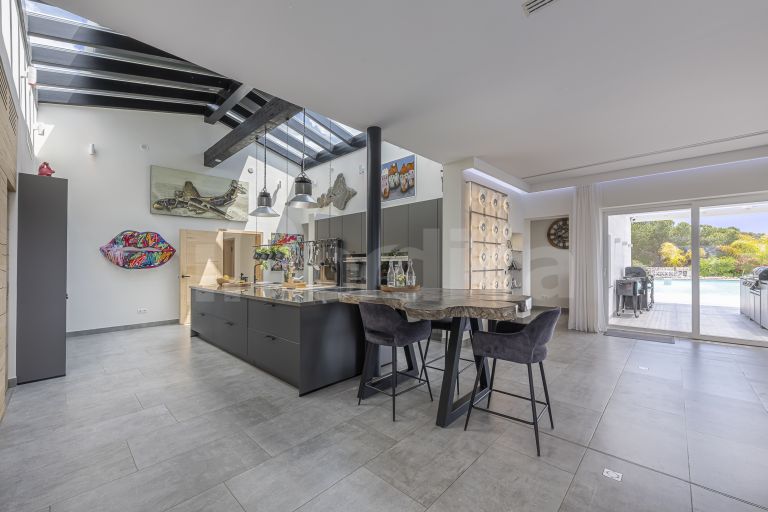 Villa for sale in Elviria