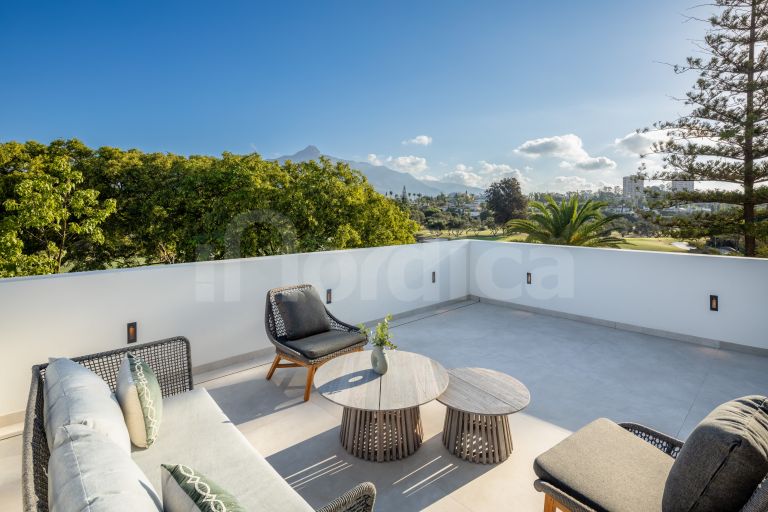 Villa for sale in Las Brisas