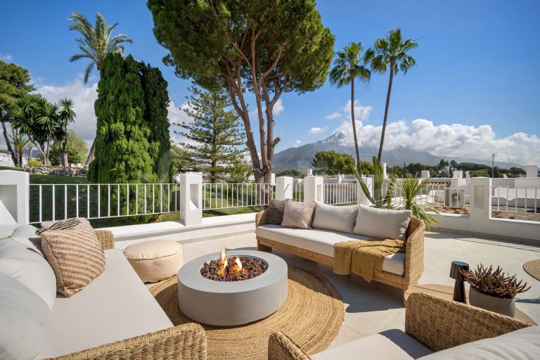 Town House for sale in Azahara II