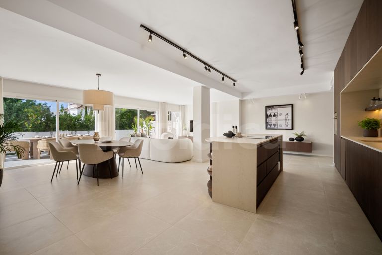 Town House for sale in Azahara II