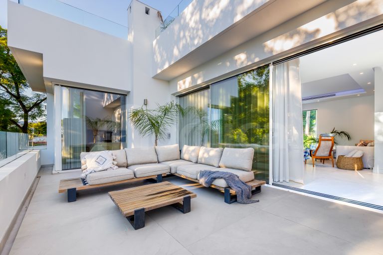 Villa for sale in Nueva Andalucia