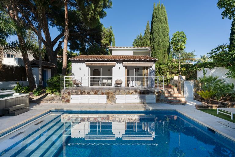 Villa for sale in Nueva Andalucia