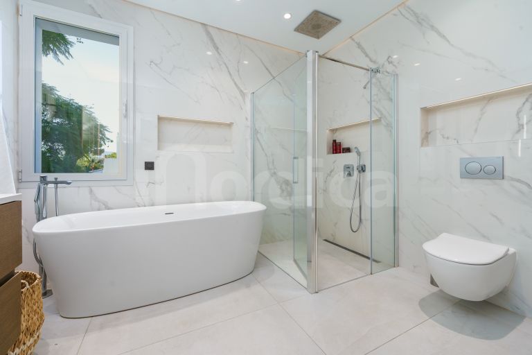 Villa for sale in Nueva Andalucia