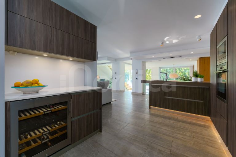 Villa for sale in Nueva Andalucia