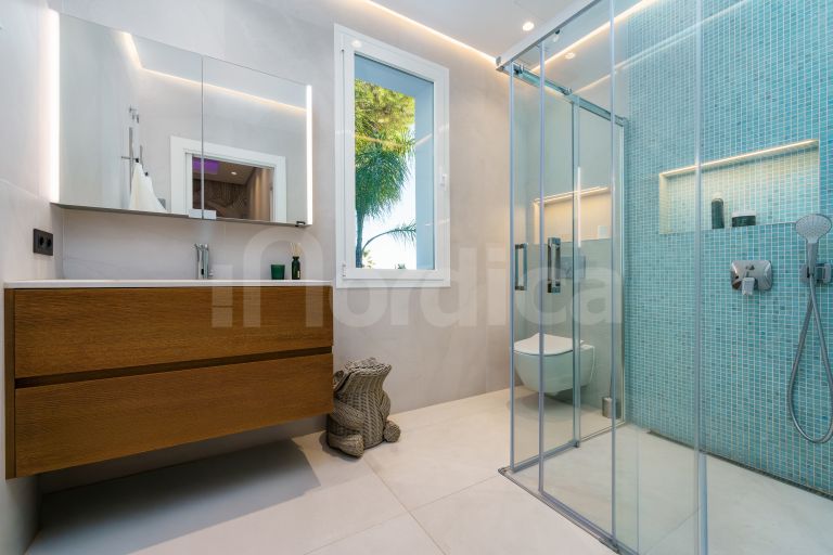 Villa for sale in Nueva Andalucia