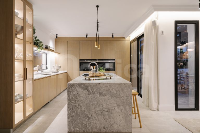 Villa for sale in Nueva Andalucia