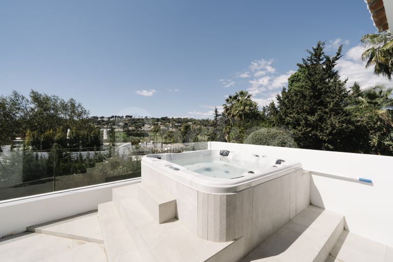 Villa for sale in Nueva Andalucia