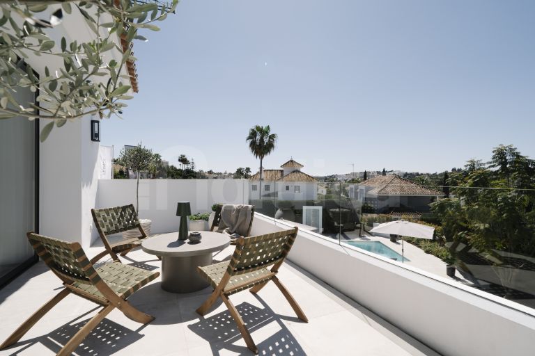 Villa for sale in Nueva Andalucia