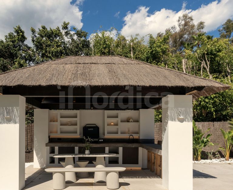 Villa for sale in Nueva Andalucia