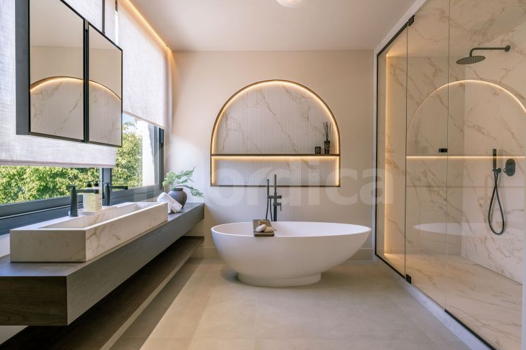 Villa for sale in Nueva Andalucia