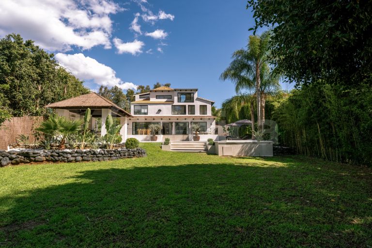 Villa for sale in Nueva Andalucia