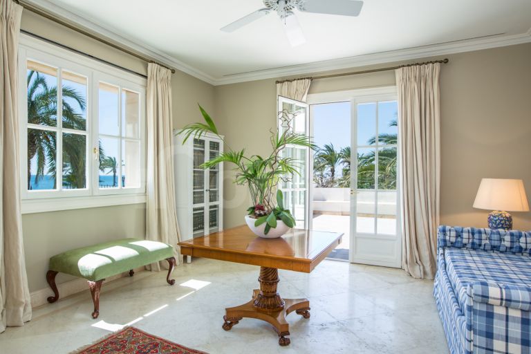 Villa for sale in Los Monteros Playa