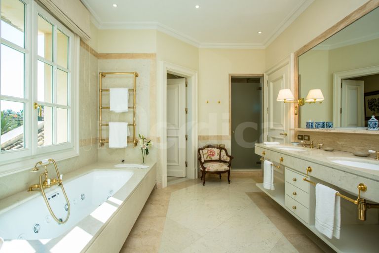 Villa for sale in Los Monteros Playa