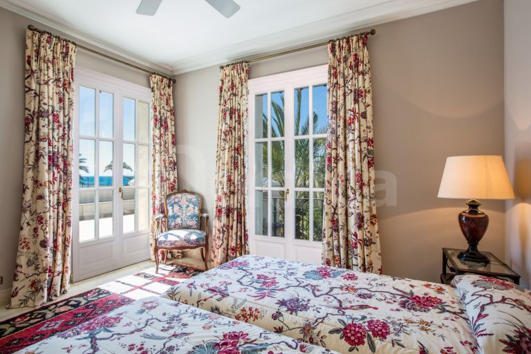 Villa for sale in Los Monteros Playa