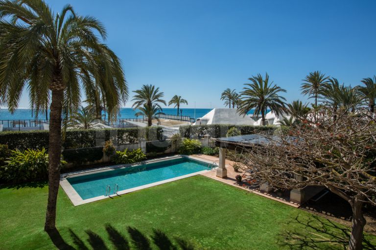 Villa for sale in Los Monteros Playa