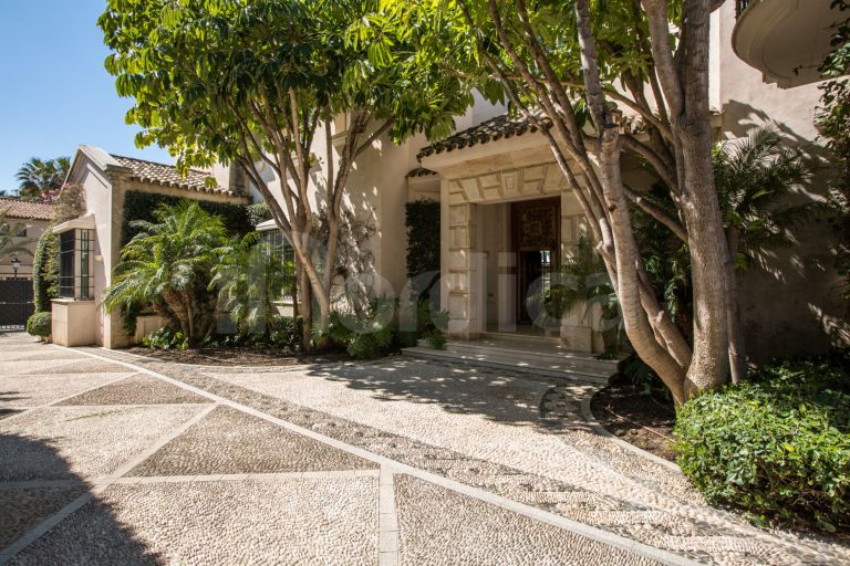 Villa for sale in Los Monteros Playa