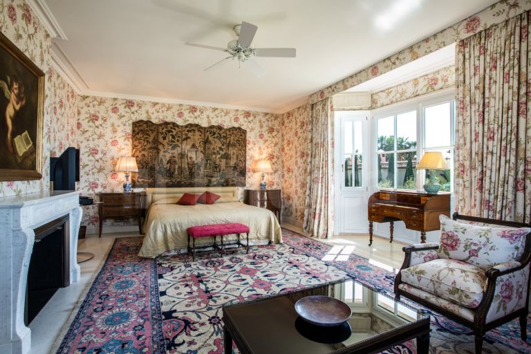 Villa for sale in Los Monteros Playa