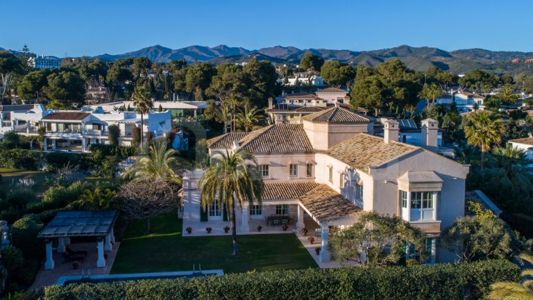 Villa for sale in Los Monteros Playa