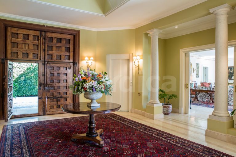 Villa for sale in Los Monteros Playa