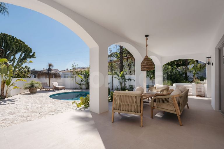 Villa for sale in Nueva Andalucia
