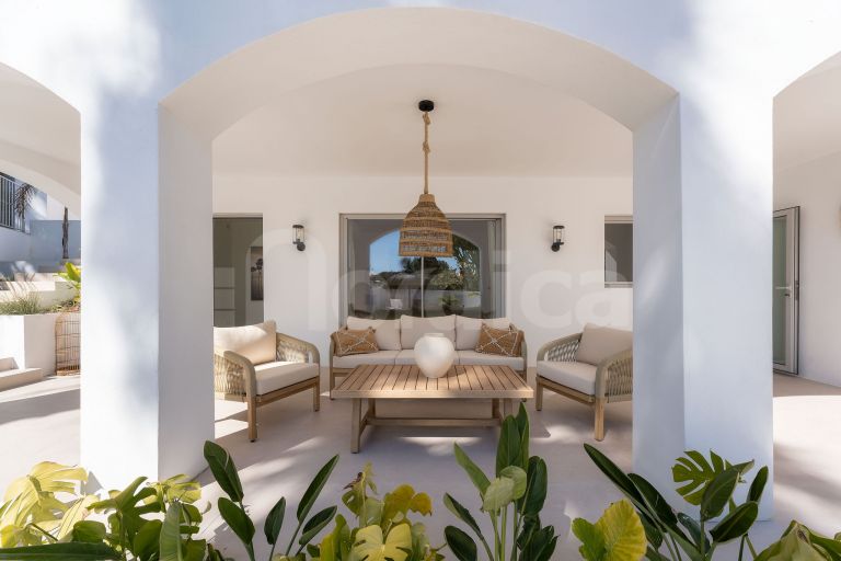 Villa for sale in Nueva Andalucia