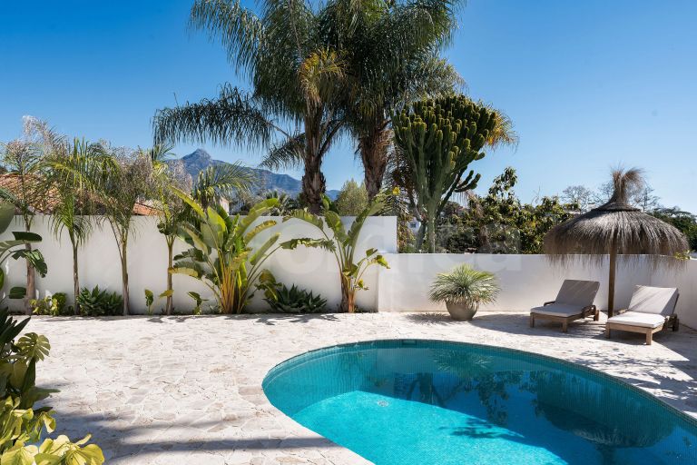 Villa for sale in Nueva Andalucia