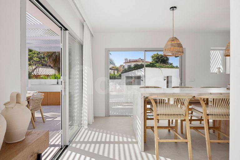 Villa for sale in Nueva Andalucia