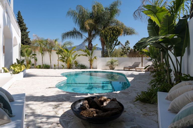 Villa for sale in Nueva Andalucia