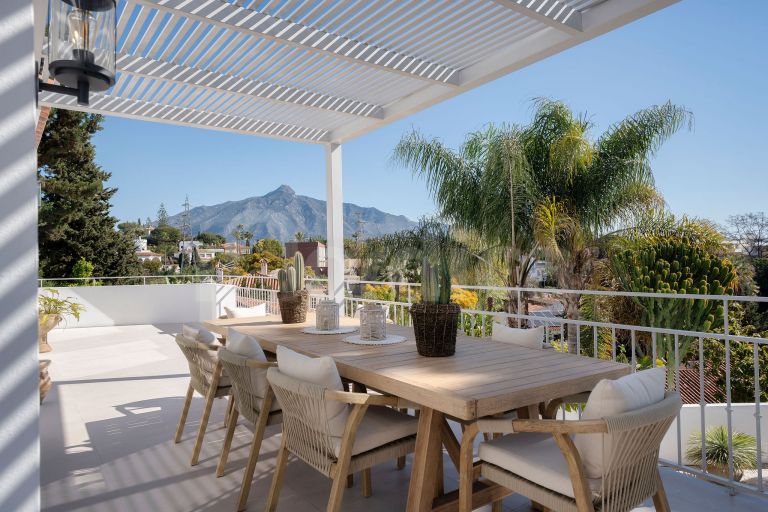 Villa for sale in Nueva Andalucia