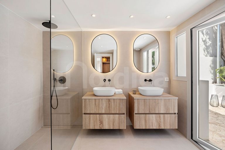 Villa for sale in Nueva Andalucia