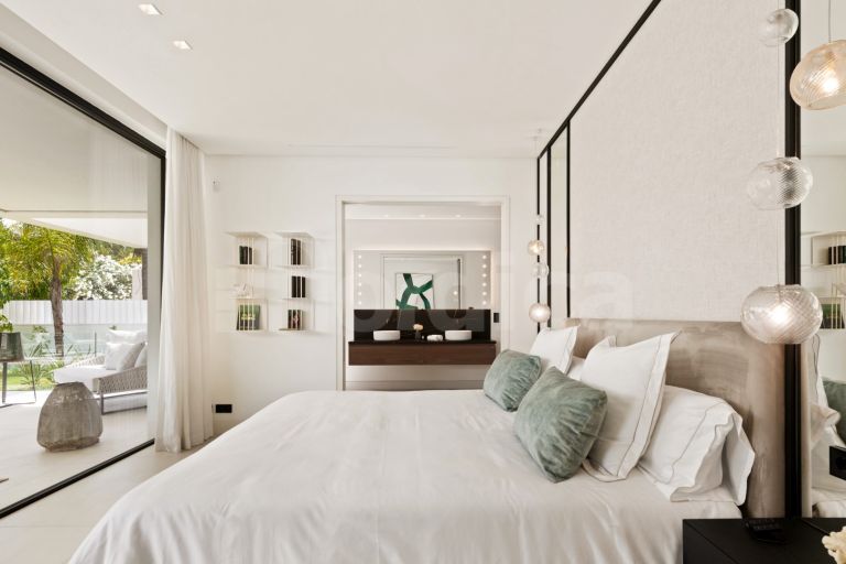 Villa for sale in Las Brisas