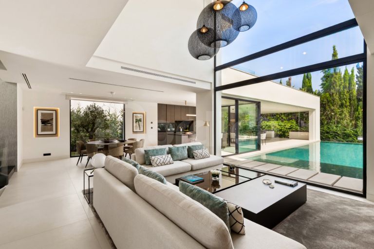 Villa for sale in Las Brisas