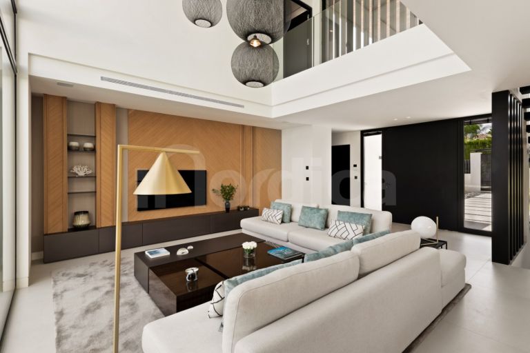 Villa for sale in Las Brisas