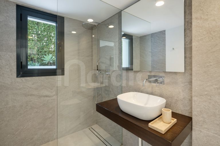 Villa for sale in Nueva Andalucia