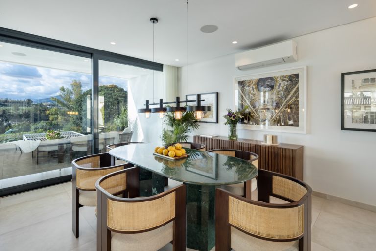 Villa for sale in Nueva Andalucia