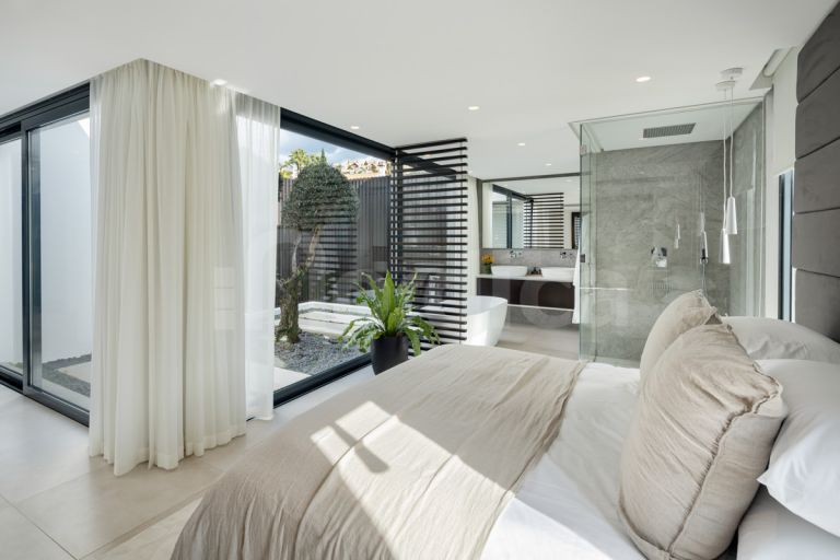 Villa for sale in Nueva Andalucia