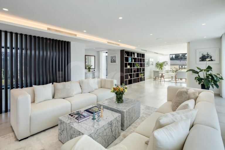 Villa for sale in Nueva Andalucia