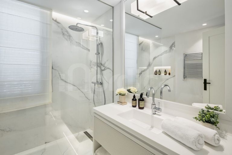 Villa for sale in Nueva Andalucia