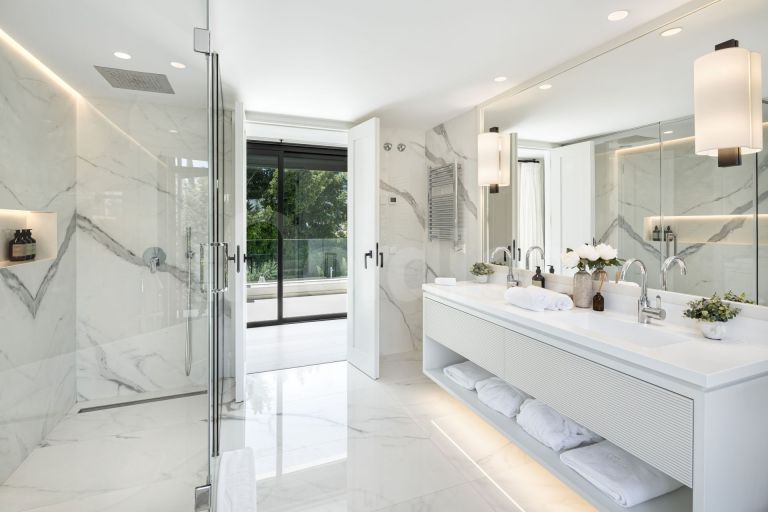 Villa for sale in Nueva Andalucia