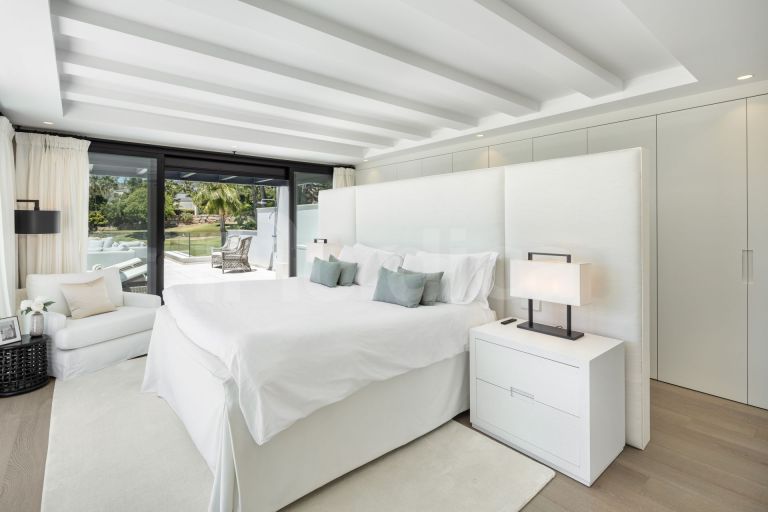 Villa for sale in Nueva Andalucia