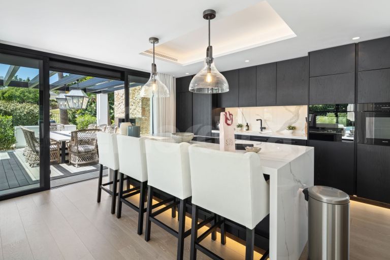 Villa for sale in Nueva Andalucia