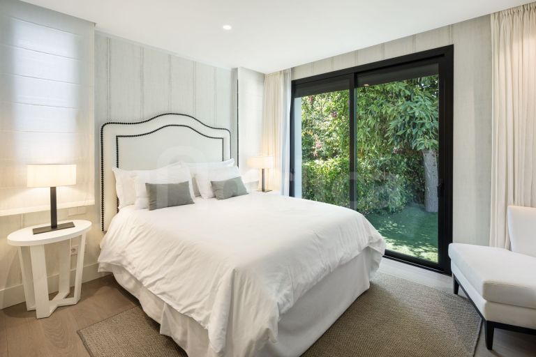 Villa for sale in Nueva Andalucia