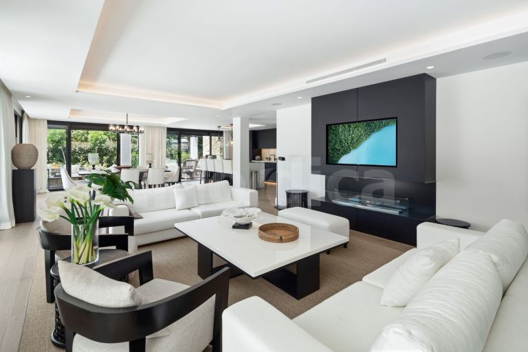 Villa for sale in Nueva Andalucia