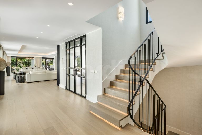 Villa for sale in Nueva Andalucia