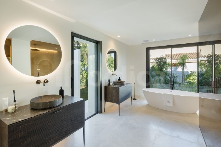 Villa for sale in Las Brisas