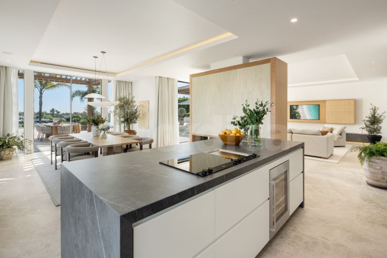 Villa for sale in Nueva Andalucia