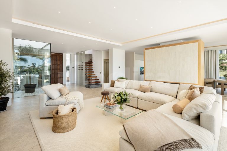 Villa for sale in Nueva Andalucia