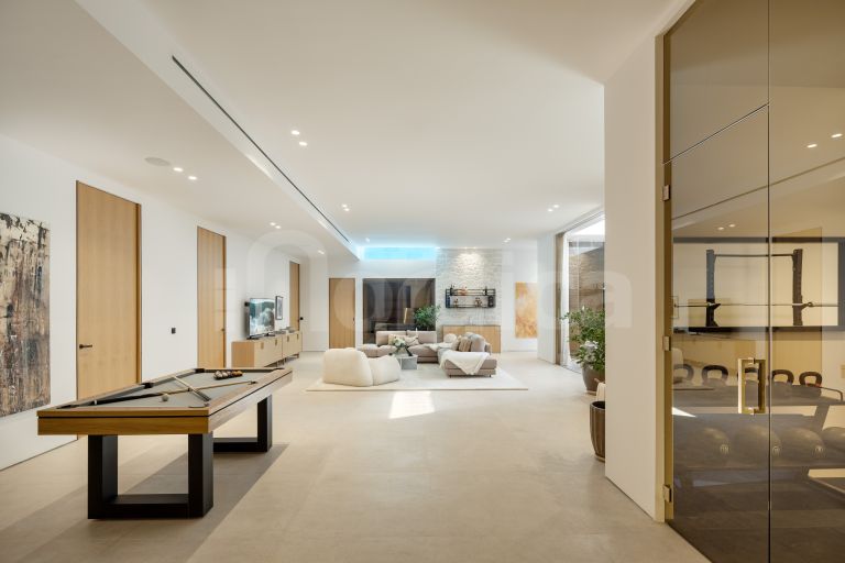 Villa for sale in Nueva Andalucia