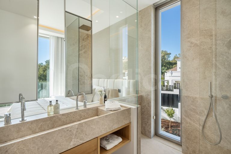 Villa for sale in Nueva Andalucia